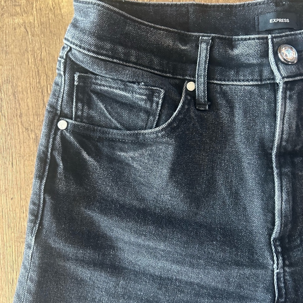 Express Modern Straight High Rise Jeans 4R | Black Wash | Rhinestone Button - Picture 4 of 12